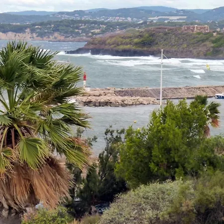 Comfortable With Pool Facing The Sea