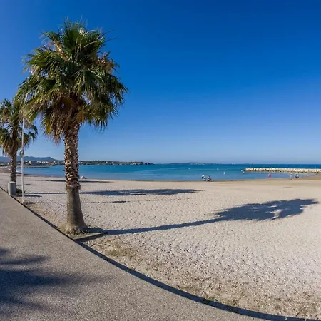 Comfortable With Pool Facing The Sea *