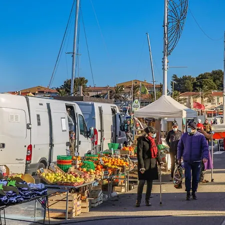 아파트 Comfortable With Pool Facing The Sea